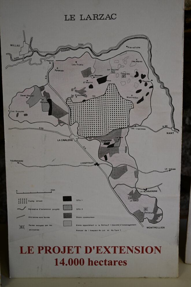 Le projet d'extension du camp militaire avant qu'il ne soit abandonné en 1981, exposé à la librairie de Montredon. © RG / Mediapart Le projet d'extension du camp militaire avant qu'il ne soit abandonné en 1981, exposé à la librairie de Montredon. © RG / Mediapart