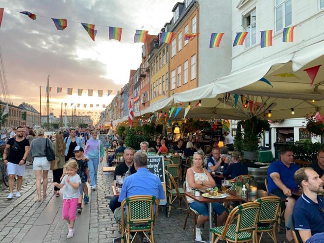 Terrasses pleines, pas de masques, à Copenhague presque une vision du monde de demain ? © Photo Rozenn Le Saint pour Mediapart Terrasses pleines, pas de masques, à Copenhague presque une vision du monde de demain ? © Photo Rozenn Le Saint pour Mediapart