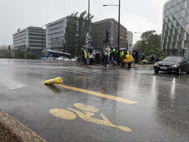 La jeune femme décédée sur cette piste cyclable est passée à droite d’un poids lourd, qui tournait de son côté. Le conducteur ne l’a pas vue. © Photo Rémi Yang pour Mediapart La jeune femme décédée sur cette piste cyclable est passée à droite d’un poids lourd, qui tournait de son côté. Le conducteur ne l’a pas vue. © Photo Rémi Yang pour Mediapart
