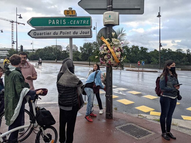 Boulogne-Billancourt, le 27 juillet 2021. Rassemblement sur le quai du Point-du-Jour à Boulogne-Billancourt pour rendre hommage à une cycliste de 24 ans qui y a trouvé la mort quelques jours avant. © Photo Rémi Yang pour Mediapart Boulogne-Billancourt, le 27 juillet 2021. Rassemblement sur le quai du Point-du-Jour à Boulogne-Billancourt pour rendre hommage à une cycliste de 24 ans qui y a trouvé la mort quelques jours avant. © Photo Rémi Yang pour Mediapart