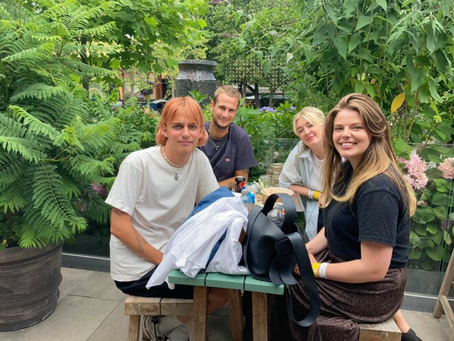Au parc d'attraction de Tivoli, à Copenhague, ces étudiants étaient pressés de se faire vacciner pour retrouver une certaine liberté. © RLS Au parc d'attraction de Tivoli, à Copenhague, ces étudiants étaient pressés de se faire vacciner pour retrouver une certaine liberté. © RLS
