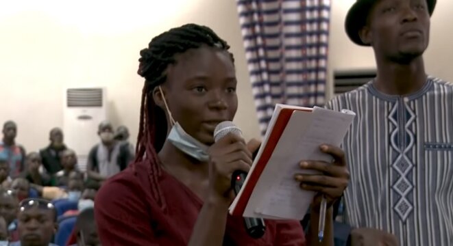 Como, étudiante, relève les difficultés de la francophonie, perçue comme un héritage du monde colonial à créer un attachement de la société civile et interroge : « A-t-elle-un-futur ? » Como, étudiante, relève les difficultés de la francophonie, perçue comme un héritage du monde colonial à créer un attachement de la société civile et interroge : « A-t-elle-un-futur ? »