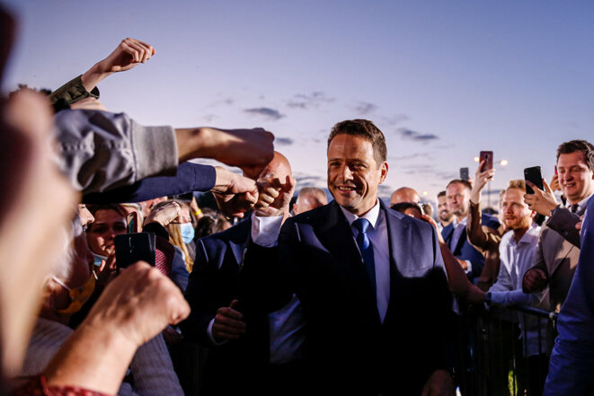 Rafał Trzaskowski avec ses partisans lors du deuxième tour de l'élection présidentielle à Varsovie, le 12 juillet 2020. © Photo Dominika Zarzycka / NurPhoto via AFP Rafał Trzaskowski avec ses partisans lors du deuxième tour de l'élection présidentielle à Varsovie, le 12 juillet 2020. © Photo Dominika Zarzycka / NurPhoto via AFP