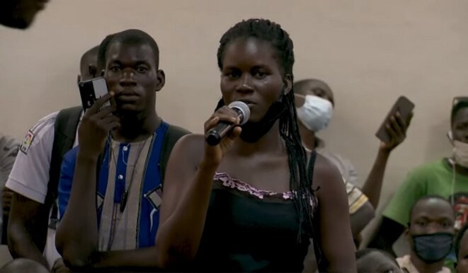 Madeleine, étudiante, interroge Jean-Luc Mélenchon sur les accords de défense entre la France et certains pays d’Afrique Madeleine, étudiante, interroge Jean-Luc Mélenchon sur les accords de défense entre la France et certains pays d’Afrique