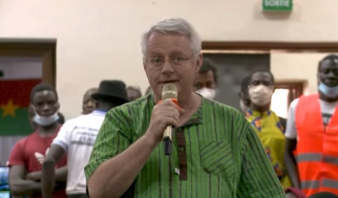 Phillipe Arnold, Secrétaire Général délégué pour l’Afrique de la Fondation Dreyer au Burkina-Faso, après avoir indiqué qu’il partageait les propositions formulées par Jean-Luc Mélenchon selon sa vision d’un d’avenir pour une francophonie nouvelle, s’interroge : « Le nombre de burkinabés qui parlent le français, n’est proportionnellement pas aussi nombreux que celui de cette salle » Phillipe Arnold, Secrétaire Général délégué pour l’Afrique de la Fondation Dreyer au Burkina-Faso, après avoir indiqué qu’il partageait les propositions formulées par Jean-Luc Mélenchon selon sa vision d’un d’avenir pour une francophonie nouvelle, s’interroge : « Le nombre de burkinabés qui parlent le français, n’est proportionnellement pas aussi nombreux que celui de cette salle »