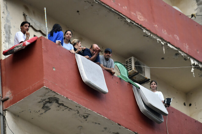 À Beyrouth, les familles se réfugient sur les balcons, faute d'électricité. © Houssam Shbaro /  Anadolu Agency via AFP