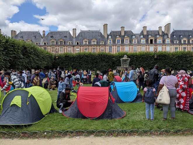 600 personnes sans abri ont occupé la place des Vosges, à Paris, le 29 juillet 2021. © Photo Rémi Yang pour Mediapart