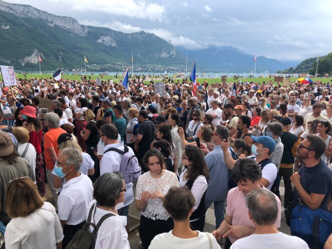 Des opposants au passe sanitaire se regroupent au Pâquier, à Annecy, samedi 31 juillet. © YS / Mediapart Des opposants au passe sanitaire se regroupent au Pâquier, à Annecy, samedi 31 juillet. © YS / Mediapart