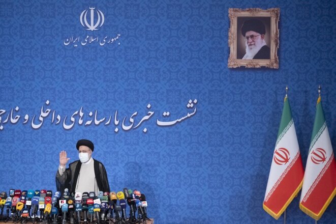 Ebrahim Raisi, lors de sa première conférence de presse juste après son élection à la présidence iranienne, le 21 juin 2021 à Téhéran. © Morteza Nikoubazl / NurPhoto via AFP Ebrahim Raisi, lors de sa première conférence de presse juste après son élection à la présidence iranienne, le 21 juin 2021 à Téhéran. © Morteza Nikoubazl / NurPhoto via AFP