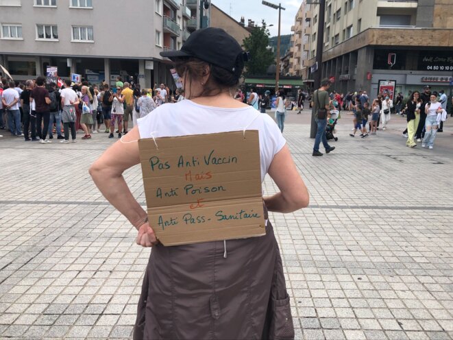 Yvette, 70 ans, manifeste contre le passe sanitaire à Annecy, le 31 juillet 2021. © YS / Mediapart Yvette, 70 ans, manifeste contre le passe sanitaire à Annecy, le 31 juillet 2021. © YS / Mediapart