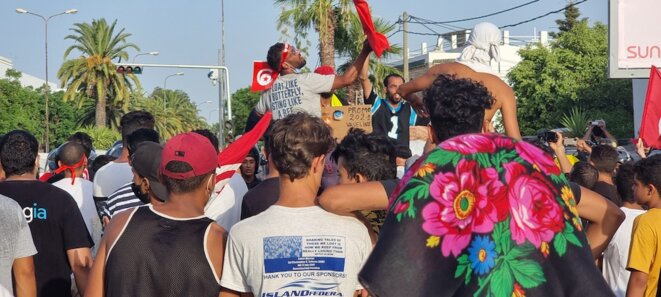 25 juillet 2021. Les jeunes soutiens de Kais Saied devant le Bardo . © LB / MP 25 juillet 2021. Les jeunes soutiens de Kais Saied devant le Bardo . © LB / MP