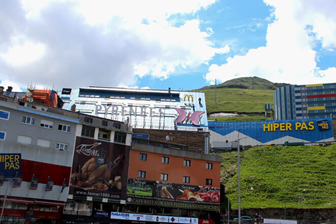 Le Pas de la Case, ville-centre commercial de la petite principauté d'Andorre connue pour sa plus basse TVA d'Europe et sa fiscalité très avantageuse. © Photo Emmanuel Riondé pour Mediapart Le Pas de la Case, ville-centre commercial de la petite principauté d'Andorre connue pour sa plus basse TVA d'Europe et sa fiscalité très avantageuse. © Photo Emmanuel Riondé pour Mediapart