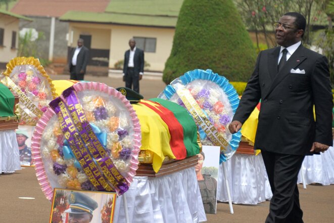Yaoundé le 6 mars 2015, l’ancien ministre camerounais de la Défense, Edgar Alain Mebe Ngo’o, lors d'une cérémonie en hommage à 38 soldats morts dans des combats contre Boko Haram. © Photo par Reinnier Kaze / AFP Yaoundé le 6 mars 2015, l’ancien ministre camerounais de la Défense, Edgar Alain Mebe Ngo’o, lors d'une cérémonie en hommage à 38 soldats morts dans des combats contre Boko Haram. © Photo par Reinnier Kaze / AFP