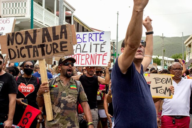 Saint-Martin, le 24 juillet 2021, manifestation dans les rues de Marigot contre la vaccination obligatoire et le passe sanitaire. © Photo Fanny Fontan / Hans Lucas via AFP Saint-Martin, le 24 juillet 2021, manifestation dans les rues de Marigot contre la vaccination obligatoire et le passe sanitaire. © Photo Fanny Fontan / Hans Lucas via AFP