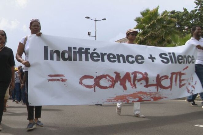 5d9670e38c614-manifestation-1149215