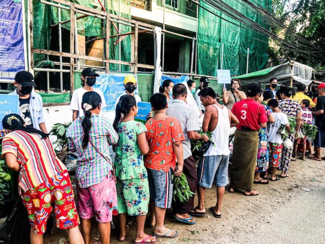 10 avril 2021 à Yangon. Don de nourriture dans le quartier de Thuwanna selon la règle : « Si vous avez besoin, venez prendre mais si vous en avez plus, merci de faire un don. » © Collectif The Myanmar Project 10 avril 2021 à Yangon. Don de nourriture dans le quartier de Thuwanna selon la règle : « Si vous avez besoin, venez prendre mais si vous en avez plus, merci de faire un don. » © Collectif The Myanmar Project