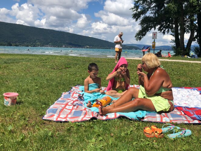 Henriette et ses petits-enfants déjeunent sur la plage de Saint-Jorioz en Haute-Savoie. © YS / Mediapart Henriette et ses petits-enfants déjeunent sur la plage de Saint-Jorioz en Haute-Savoie. © YS / Mediapart