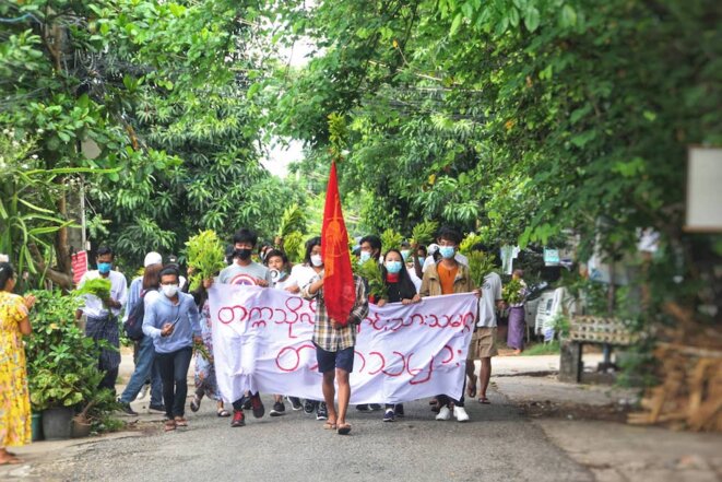 Mi-avril 2021 à Yangon. Brandissant une banderole sur laquelle est écrit : «Protestation des étudiants universitaires», des étudiants défilent en soutien au NUG, le gouvernement parallèle opposé au coup d’État. © Collectif The Myanmar Project
