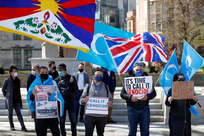 Des manifestants tiennent des pancartes lors d'une manifestation contre le génocide ouïghour, à Londres, en Grande-Bretagne, le 22 avril 2021. REUTERS/Peter Nicholls/File Photo Des manifestants tiennent des pancartes lors d'une manifestation contre le génocide ouïghour, à Londres, en Grande-Bretagne, le 22 avril 2021. REUTERS/Peter Nicholls/File Photo