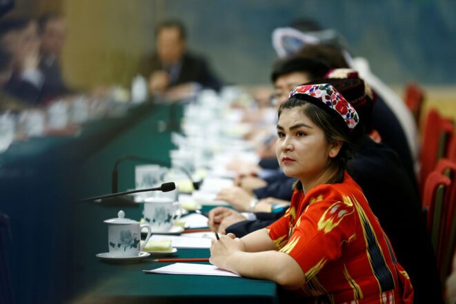 Un délégué portant un costume traditionnel assiste à une session de la région autonome ouïghoure du Xinjiang en marge de l'Assemblée populaire nationale (APN) au Grand Palais du Peuple à Pékin, en Chine, le 13 mars 2018. REUTERS/Thomas Peter/File Photo Un délégué portant un costume traditionnel assiste à une session de la région autonome ouïghoure du Xinjiang en marge de l'Assemblée populaire nationale (APN) au Grand Palais du Peuple à Pékin, en Chine, le 13 mars 2018. REUTERS/Thomas Peter/File Photo
