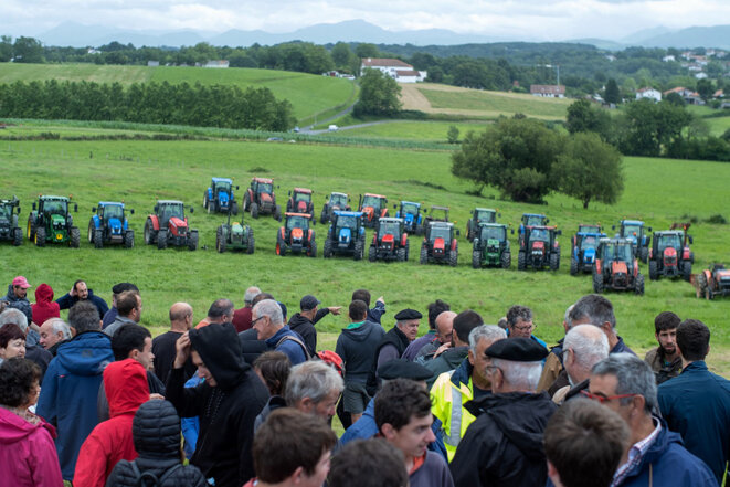Arbonne, July 13th 2021. Hundreds of Basque farmers, with their tractors, occupy farmland in a bid to stop it being sold for leisure purposes. © Photo Pierre Larrieu / Hans Lucas via AFP Arbonne, July 13th 2021. Hundreds of Basque farmers, with their tractors, occupy farmland in a bid to stop it being sold for leisure purposes. © Photo Pierre Larrieu / Hans Lucas via AFP