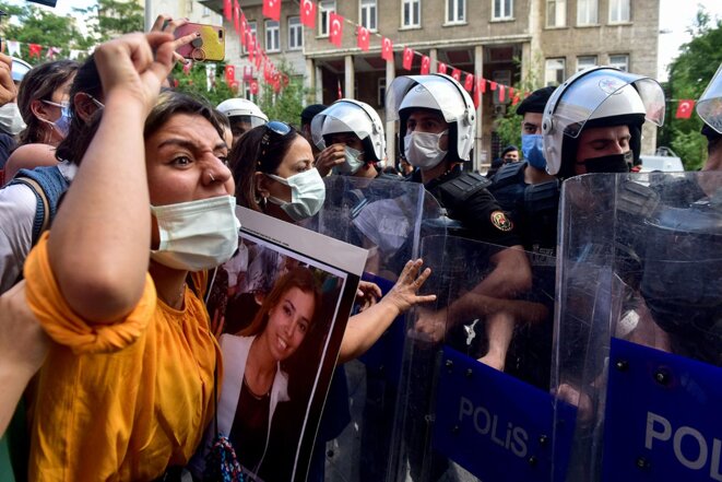 Istanbul, le 17 juin 2021. Manifestation en hommage à Deniz Poyraz, tuée par un homme, partisan affiché de l'extrême droite, dans les bureaux du parti pro-kurde HDP de la province d'Izmir le même jour. © Photo par Zeynep Kuray / AFP Istanbul, le 17 juin 2021. Manifestation en hommage à Deniz Poyraz, tuée par un homme, partisan affiché de l'extrême droite, dans les bureaux du parti pro-kurde HDP de la province d'Izmir le même jour. © Photo par Zeynep Kuray / AFP