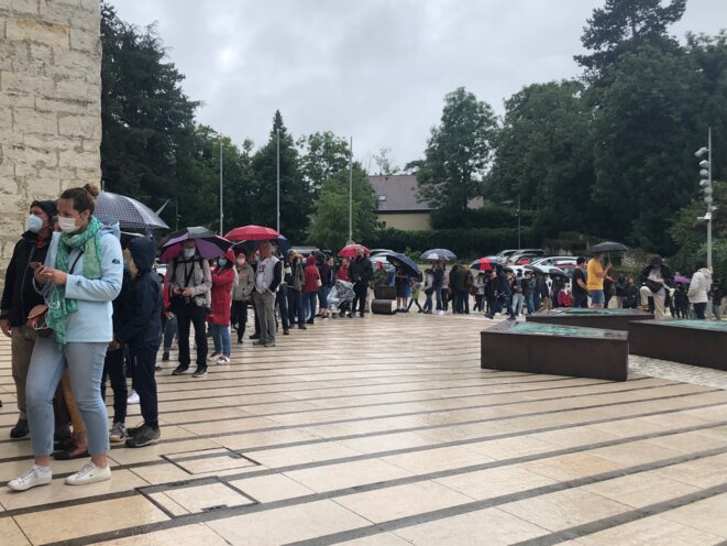 File d'attente à l'entrée du musée-château à Annecy, mercredi 4 août. © YS / Mediapart File d'attente à l'entrée du musée-château à Annecy, mercredi 4 août. © YS / Mediapart