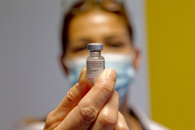 Une fiole de vaccin Pfizer BioNTech contre le Covid-19 dans un centre de vaccinations à Briançon, le 28 janvier 2021. © Photo Thibaut Durand / Hans Lucas via AFP