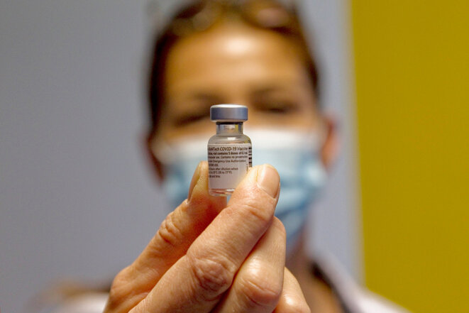 Une fiole de vaccin Pfizer BioNTech contre le Covid-19 dans un centre de vaccinations à Briançon, le 28 janvier 2021. © Photo Thibaut Durand / Hans Lucas via AFP Une fiole de vaccin Pfizer BioNTech contre le Covid-19 dans un centre de vaccinations à Briançon, le 28 janvier 2021. © Photo Thibaut Durand / Hans Lucas via AFP