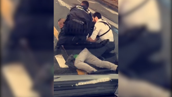 Cédric Chouviat pinned to the ground by police officers in Paris on January 3rd 2020. © Document Mediapart Cédric Chouviat pinned to the ground by police officers in Paris on January 3rd 2020. © Document Mediapart