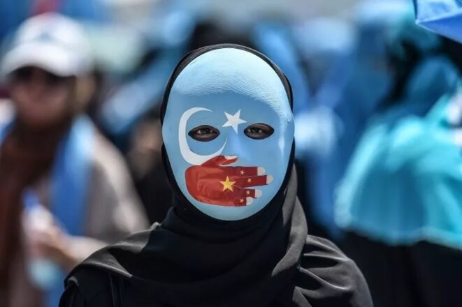 Sur la photo ci-dessus, un manifestant assiste à une manifestation de soutien à la minorité ouïghoure majoritairement musulmane et aux nationalistes turcs devant le consulat chinois à Istanbul le 5 juillet 2018. OZAN KOSE/AFP via Getty Images