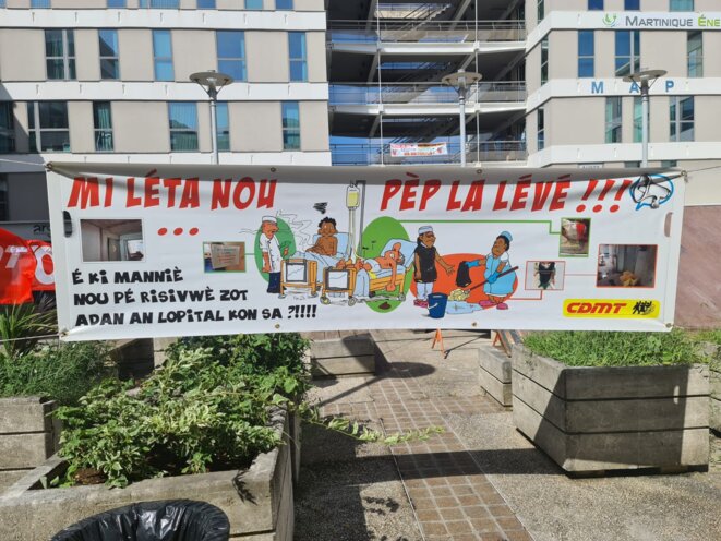 Martinique : Sit-in et dépôts de blouses devant l'ARS