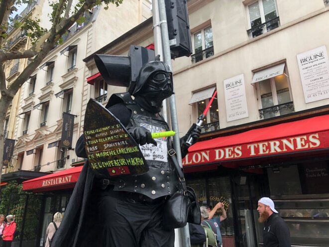 Selon certains manifestants, le passe sanitaire ferait basculer la société du côté obscur. © MS/Mediapart