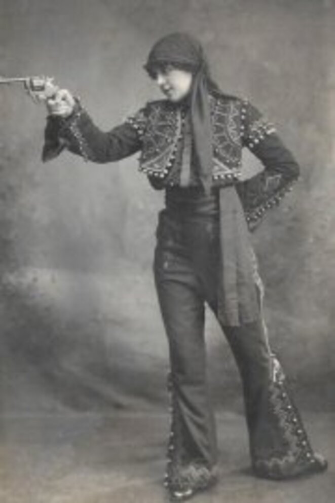 Yvonne Derlys tireuse au revolver vers 1900 Yvonne Derlys tireuse au revolver vers 1900