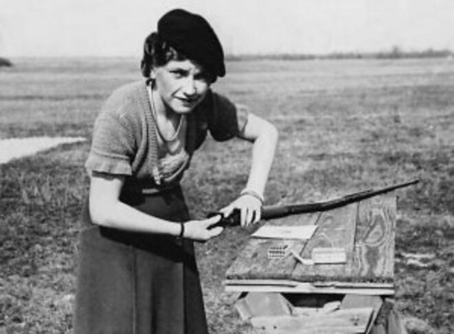 Jeune femme et sa carabine Browning vers 1960 © Photo Delcampe Jeune femme et sa carabine Browning vers 1960 © Photo Delcampe