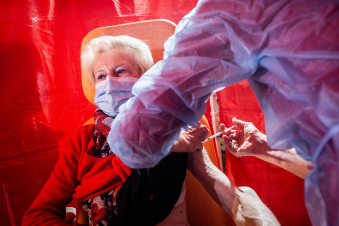 Vaccination d’une femme âgée avec le vaccin Pfizer-BioNTech contre le Covid-19 dans un centre de vaccination à Ribérac en avril 2021. © Photo Burger / Phanie via AFP Vaccination d’une femme âgée avec le vaccin Pfizer-BioNTech contre le Covid-19 dans un centre de vaccination à Ribérac en avril 2021. © Photo Burger / Phanie via AFP