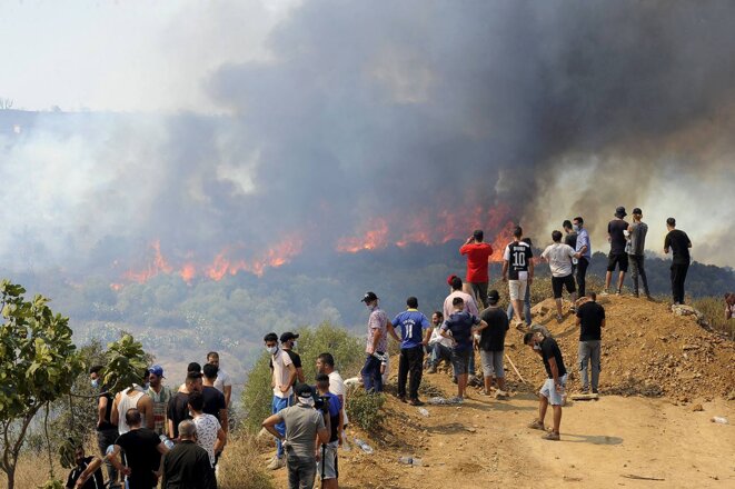 Un incendie de forêt s’étend à Beni Douala, dans la province de Tizi Ouzou, dans le nord de l'Algérie, le 11 août 2021. © Photo Mousaab Rouibi / Agence Anadolu via AFP