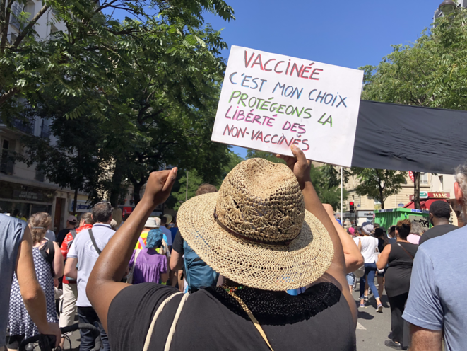 Malgré quelques pancartes appelant à la discussion entre vaccinés et non-vaccinés, dans le cortège l’ambiance générale reste au refus clair de la vaccination. © KZ Malgré quelques pancartes appelant à la discussion entre vaccinés et non-vaccinés, dans le cortège l’ambiance générale reste au refus clair de la vaccination. © KZ
