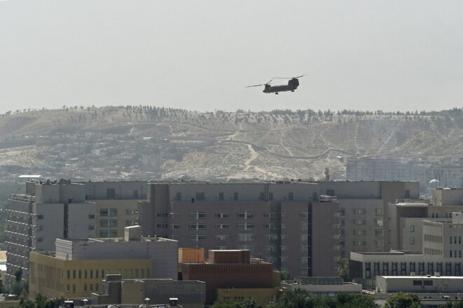Un hélicoptère militaire américain au-dessus de l’ambassade américaine à Kaboul dimanche 15 août 2021. © Wakil Kohsar/AFP