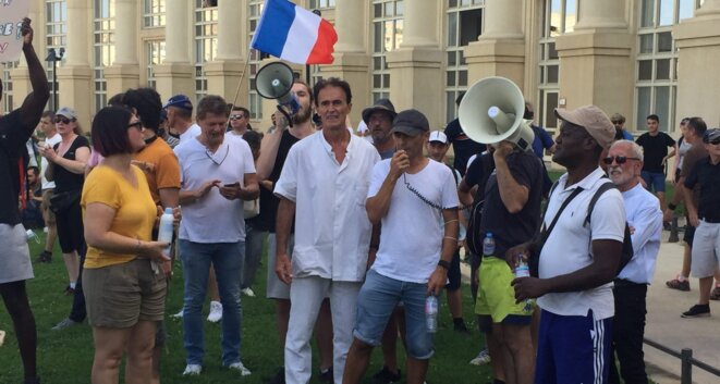 Le meneur Christophe Derouch (tout en blanc), en compagnie de Richard Roudier, fondateur de la Ligue du Midi (à droite). Le meneur Christophe Derouch (tout en blanc), en compagnie de Richard Roudier, fondateur de la Ligue du Midi (à droite).