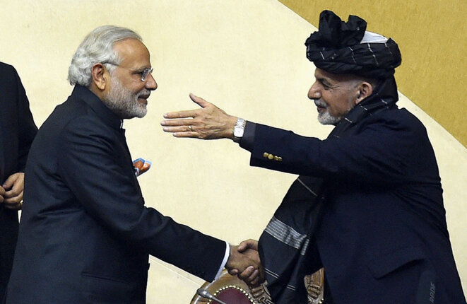 Kaboul, 25 décembre 2015. Narendra Modi et le président afghan, Ashraf Ghani. Lors de cette visite le premier ministre indien a offert trois hélicoptères d'attaque de fabrication russe au gouvernement afghan. © Photo Wakil Kohsar / AFP Kaboul, 25 décembre 2015. Narendra Modi et le président afghan, Ashraf Ghani. Lors de cette visite le premier ministre indien a offert trois hélicoptères d'attaque de fabrication russe au gouvernement afghan. © Photo Wakil Kohsar / AFP