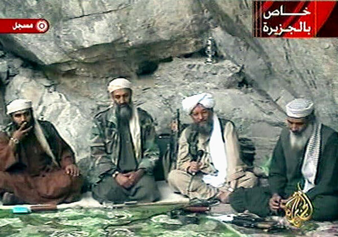 Oussama Ben Laden et Ayman al-Zawahiri dans la vidéo de revendication des attentats du 11 septembre 2001. © Capture d’écran fournie par le bureau du procureur des États-unis