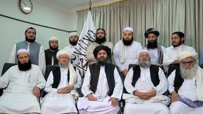 15 août 2021. Capture d’écran d’une vidéo montrant le chef taliban Mullah Baradar Akhund (au centre) félicitant ses troupes pour leur victoire en Afghanistan. © EyePress via AFP 15 août 2021. Capture d’écran d’une vidéo montrant le chef taliban Mullah Baradar Akhund (au centre) félicitant ses troupes pour leur victoire en Afghanistan. © EyePress via AFP