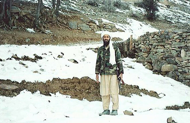 Oussama Ben Laden dans les montagnes afghanes en 1996. Ces images prises par le journaliste Abdel Barri Atwan ont été rendues publiques par le ministère de la justice américain lors du procès de Khaled al-Fawwaz, un lieutenant d’Al Quaïda, en 2014. © Photo Abdel Barri Atwan /  Ministère de la justice Américain