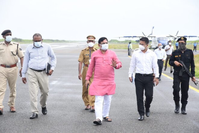 Praful K Patel (en rose) sur le tarmac, Agatti 14 juin 2021 © Twitter Praful K Patel Praful K Patel (en rose) sur le tarmac, Agatti 14 juin 2021 © Twitter Praful K Patel