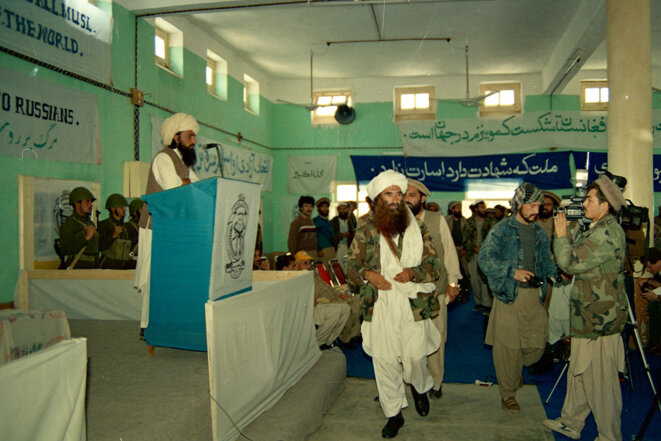 Djalâlouddine Haqqani, au centre, en 1991. © Photo Afghan Media Resource Center Djalâlouddine Haqqani, au centre, en 1991. © Photo Afghan Media Resource Center