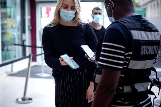 Contrôle de passe sanitaire à l’entrée d’un centre commercial à Bordeaux, le 17 août 2021. © Photo Stéphane Duprat / Hans Lucas via AFP Contrôle de passe sanitaire à l’entrée d’un centre commercial à Bordeaux, le 17 août 2021. © Photo Stéphane Duprat / Hans Lucas via AFP
