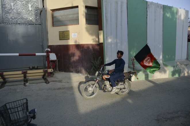 Un motocycliste arbore le drapeau afghan jeudi 19 août, jour de l’indépendance, un signe de défiance envers les talibans. © Hoshang Hashimi/AFP Un motocycliste arbore le drapeau afghan jeudi 19 août, jour de l’indépendance, un signe de défiance envers les talibans. © Hoshang Hashimi/AFP