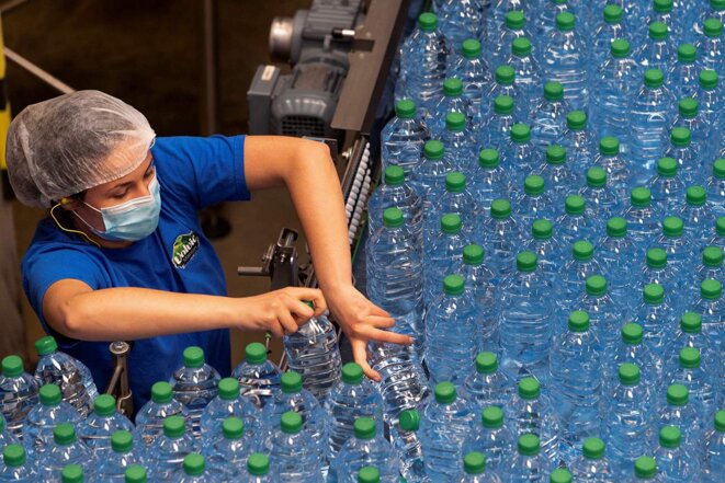 En Auvergne, le mécontentement monte contre Danone. © Photo par Thierry Zoccolan / AFP En Auvergne, le mécontentement monte contre Danone. © Photo par Thierry Zoccolan / AFP