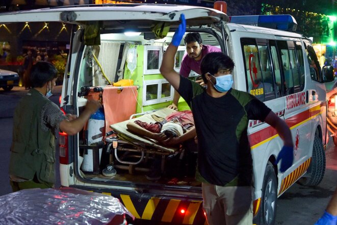 Une ambulance transporte un homme blessé à l'hôpital après deux puissantes explosions, à l'extérieur de l'aéroport de Kaboul le 26 août 2021. © Photo de Wakil Kohsar / AFP Une ambulance transporte un homme blessé à l'hôpital après deux puissantes explosions, à l'extérieur de l'aéroport de Kaboul le 26 août 2021. © Photo de Wakil Kohsar / AFP